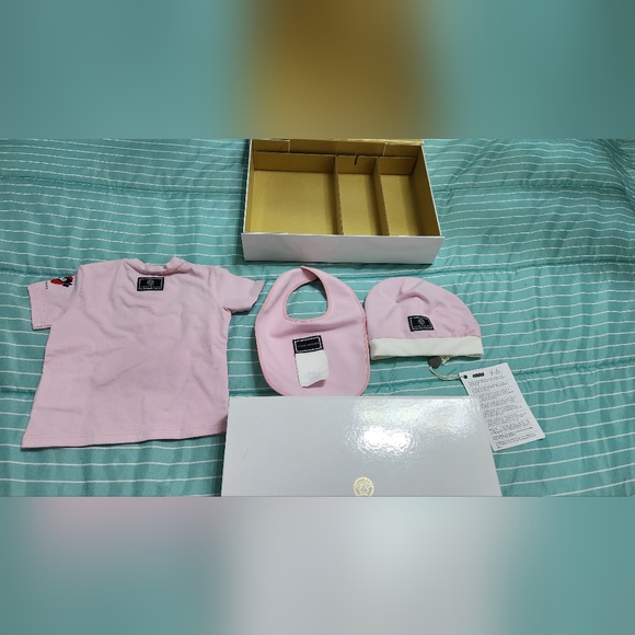 Authentic VERSACE YOUNG BABY SET 9M  WITH TAG WITH BOX - Picture 9 of 10